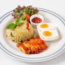 ข้าวผัดแกงเขียวหวานไก่ย่างไข่ต้ม