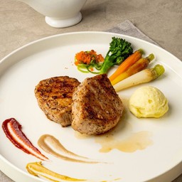 สเต็กหมูสันในกับซอสไวน์แดง