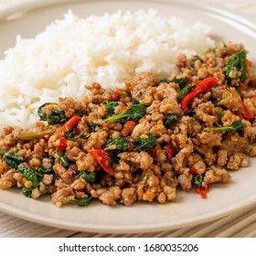 กระเพราหมูสับราดข้าว