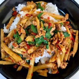 ข้าวกระเพราพริกแห้งหมูสับหน่อไม้