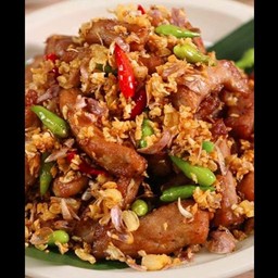 ข้าวหมูสามชั้นทอดพริกกระเทียม