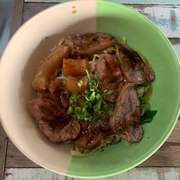 ก๋วยเตี๋ยวเนื้อน่องลายตุ๋น