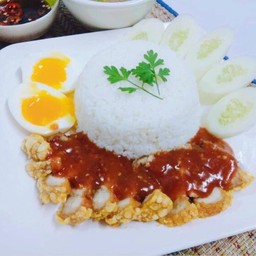 ข้าวไก่กรอบน้ำแดง