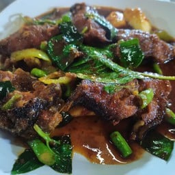 ผัดพริกแกงราดข้าว