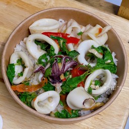 ข้าวกระเพราปลาหมึก