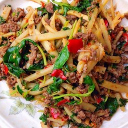 ข้าวราดกะเพราเนื้อสับ+หน่อไม้สด+ไข่ดาว