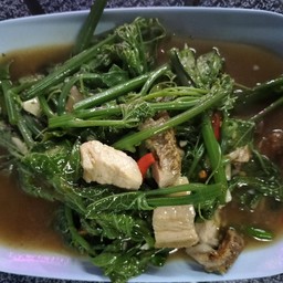 ยอดมะระหมูกรอบ(ผักแม้ว)