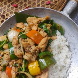 ผัดพริกไทยดำ ราดข้าว