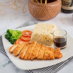 ข้าวผัดไข่กับไก่ชุบเกร็ดขนมปังทอดซอสเทริยากิ