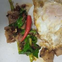 คะน้าหมูกรอบราดข้าว + ไข่ดาว