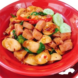 ข้าวราดกะเพราแฮมไส้กรอก