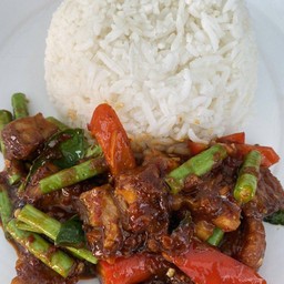 ข้าวราดผัดพริกแกงหมูกรอบ