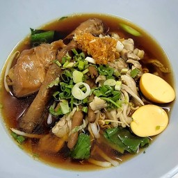ก๋วยเตี๋ยวไก่ตุ๋นเส้นบะหมี่