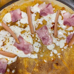 เครปร้อน ซอสพิซซ่า+เบคอน+ไส้กรอก+ชีส