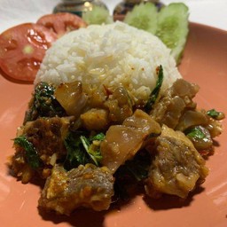 กะเพราเนื้อตุ๋นราดข้าว