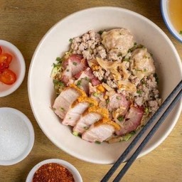 บะหมี่เกี๊ยวหมูแดงหมูกรอบหมูสับ