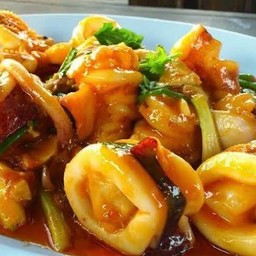 ข้าวราดปลาหมึกผัดไข่แดงเค็ม