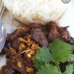 เนื้อกระเทียมราดข้าว