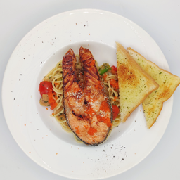 สปาเกตตี้ต้มยำไข่กุ้งกับแซลม่อนย่าง