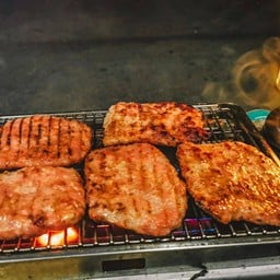 แหนมดอนเมืองย่าง ชิ้นใหญ่ อร่อย ถ้าชิ้นเล็กๆ นั่นแหนมสุวรรณภูมิ แฮร่!!!