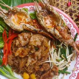 ผัดหมี่โคราชกุ้งพ่นไฟ
