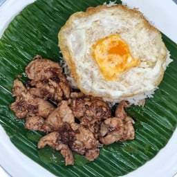 ข้าวกระเทียมพริกไทยหมูนุ่ม