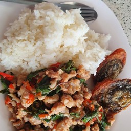 กะเพราหมูสับไข่เยี้ยวม้า