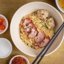 บะหมี่เกี๊ยวหมูแดง