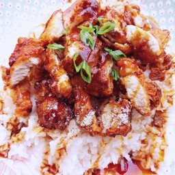 ข้าวไก่ทอดราดซอสเทอริยากิ พร้อมน้ำซุป