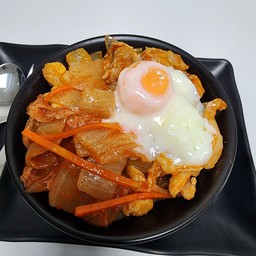 ข้าวหน้าไก่ ผัดซอสกิมจิ ไข่ออนเซ็น