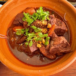 MA KIN น้ำเงี้ยวเชียงราย&ผัดกระเพรา