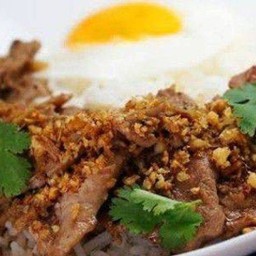 เนื้อกระเทียมราดข้าว + ไข่ดาว