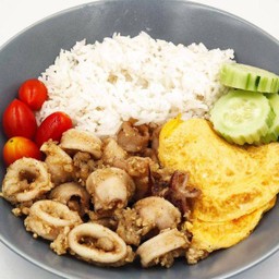 ข้าวปลาหมึกทอดกระเทียมกับไข่