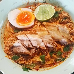 ก๋วยเตี๋ยวต้มยำน้ำข้นหมูกรอบ