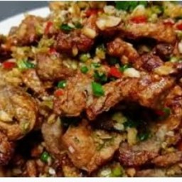 เนื้อคั่วพริกเกลือราดข้าว