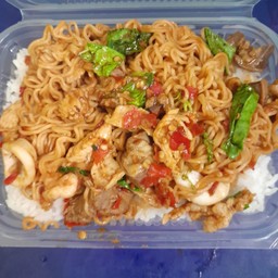 กะเพราม่าม่าราดข้าว