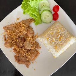 ข้าวผัดไข่+หมูทอดคุณยาย