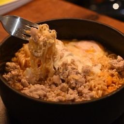 มาม่าต้มยำหมูสับไข่ลาวา (แยกเส้นกะน้ำนะครับ) พร้อมถ้วยครับ