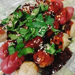 ครัวยายหลาน / ลูกชิ้น & กะเพรา