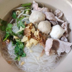 หมี่ขาวลูกชิ้นหมูหมักน้ำใส