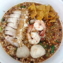 เกาเหลาต้มยำกุ้งลูกชิ้นหมูกรอบ