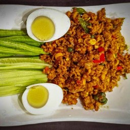 คั่วกลิ้งหมู ผักสด ไข่ต้ม