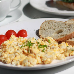 ไข่ดาว/ไข่คน/ออมเล็ต+ขนมปังปิ้ง+สลัด