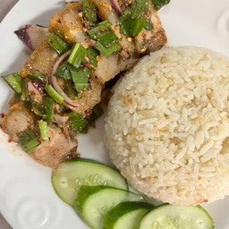 ข้าวยำแซ่บหมูกรอบ