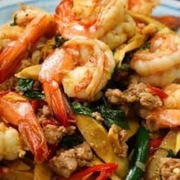 ผัดกระเพรารวมมิตรใส่หน่อไม้