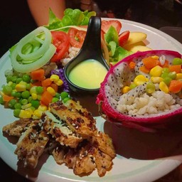 สลัดไก่กรอบ