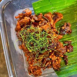 เนื้อโคขุนผัดพริกแห้งราดข้าว