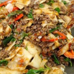 ข้าวราดกระเพราเนื้อหน่อไม้ดอง