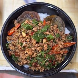 ข้าวกะเพราไข่เยี่ยวม้าหมูสับ