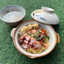 บะหมี่ เกี๊ยวหมู หมูแดง หมูกรอบ